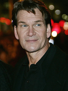 Apesar do câncer , Patrick Swayse continua fumando.